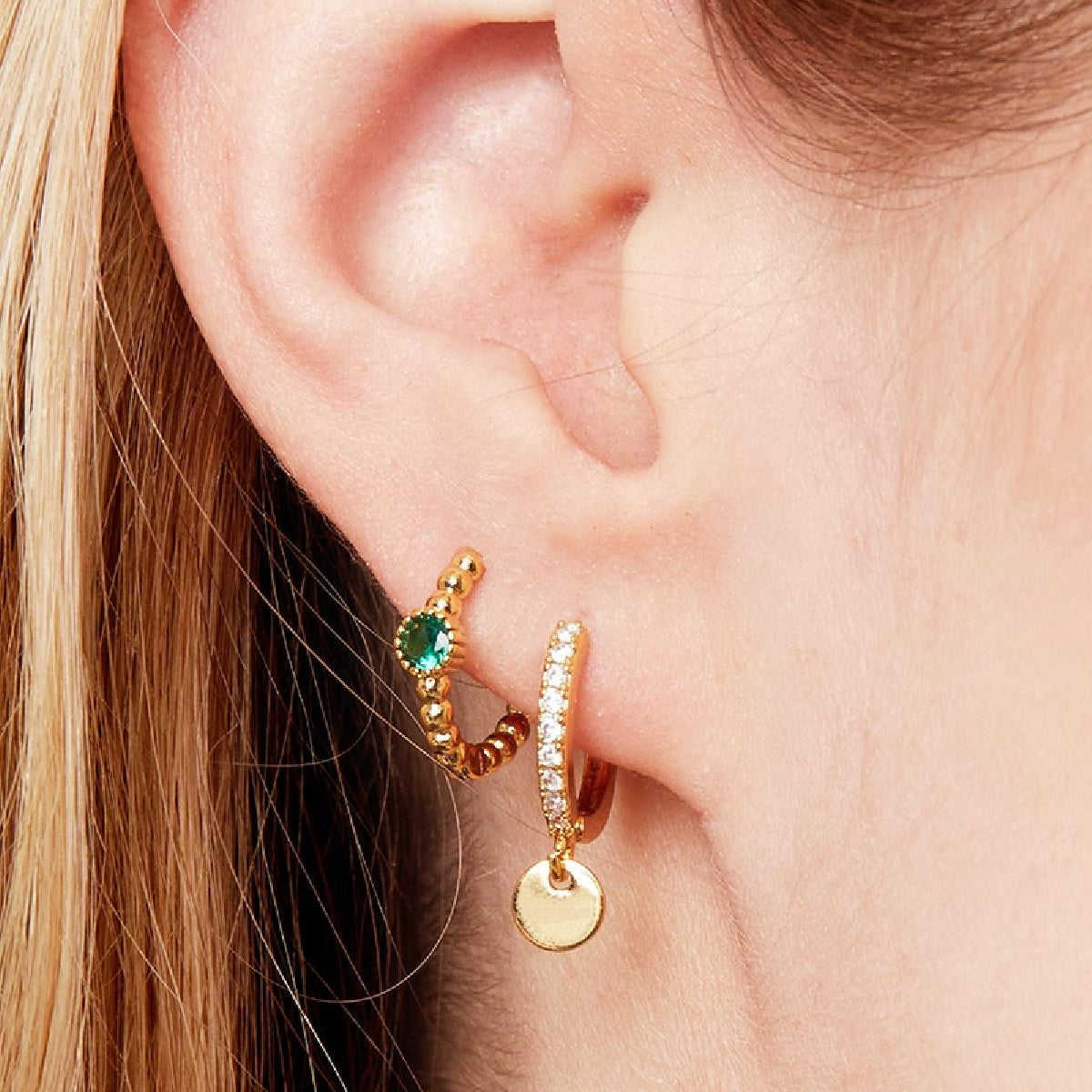 Pendientes de moneda de circonita color dorado