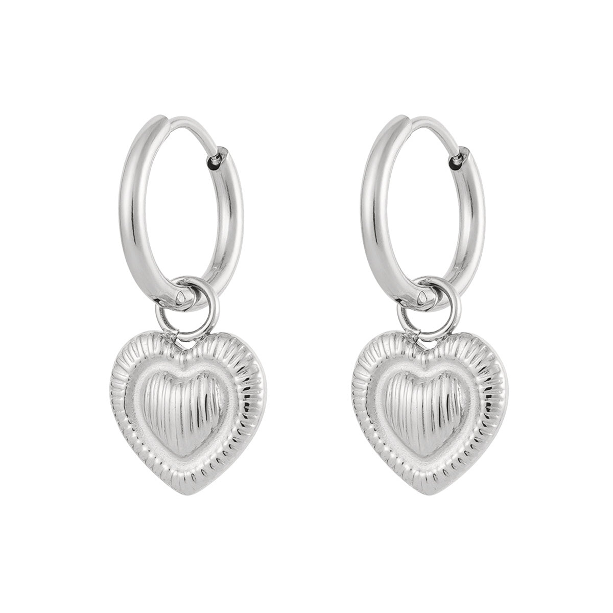 Pendientes de corazón de color plata