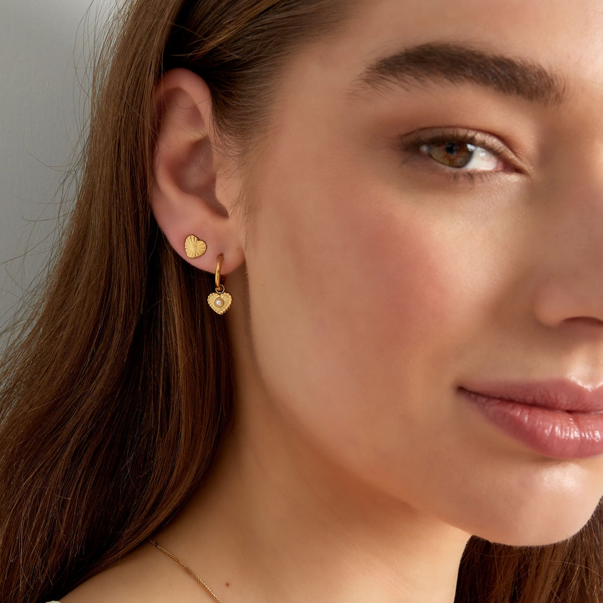 Pendientes de acero inoxidable con diseño de corazón en color dorado.