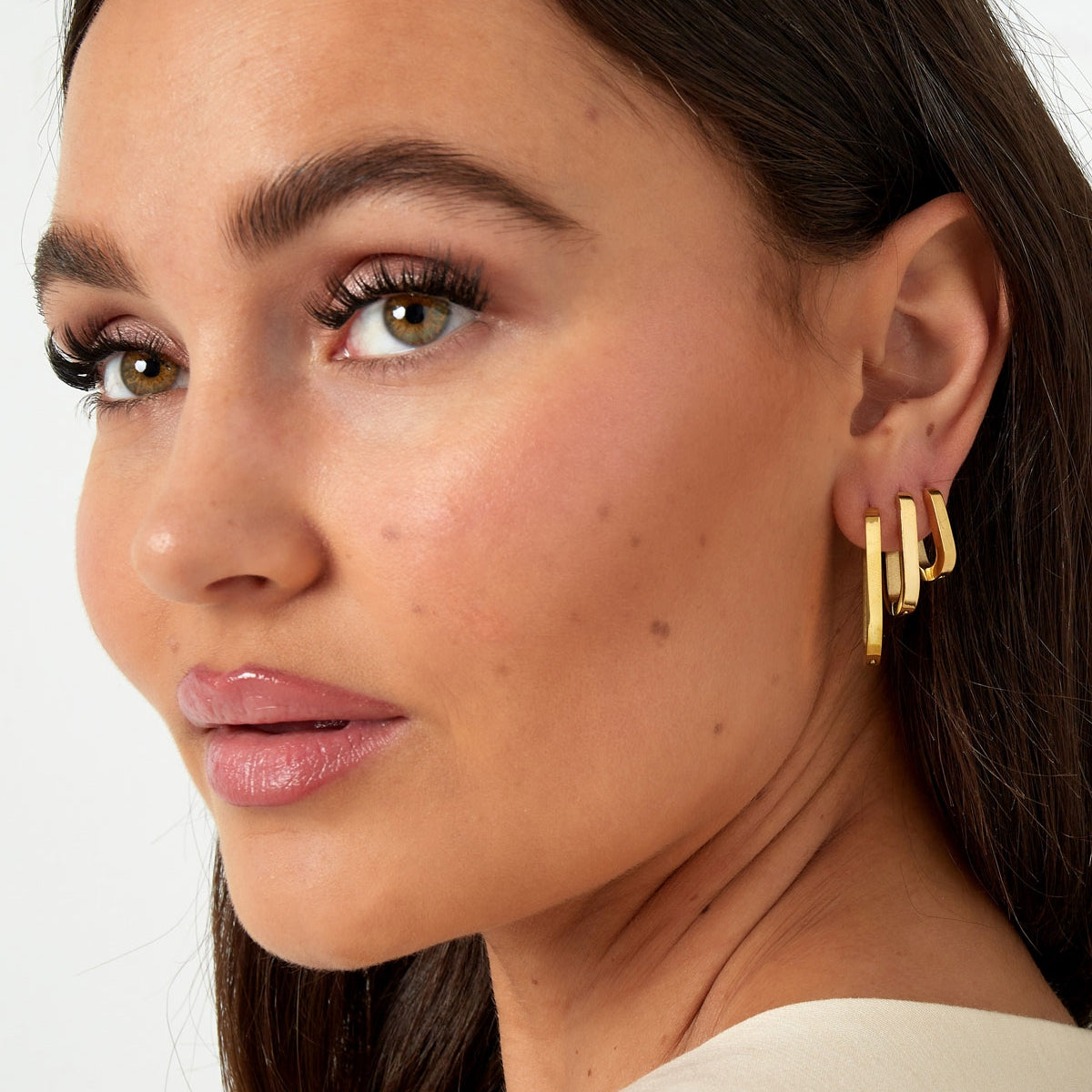 Pendientes Básicos Ovalados Pequeños Color Dorado