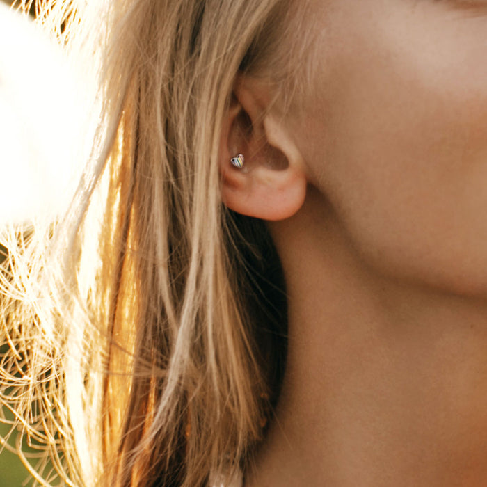 Sfeerfoto oor met Zilverkleurige labret met regenboog hart, chirurgisch staal 