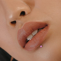 Blauwe disc labret in de lip – zachte look met comfortabele pasvorm