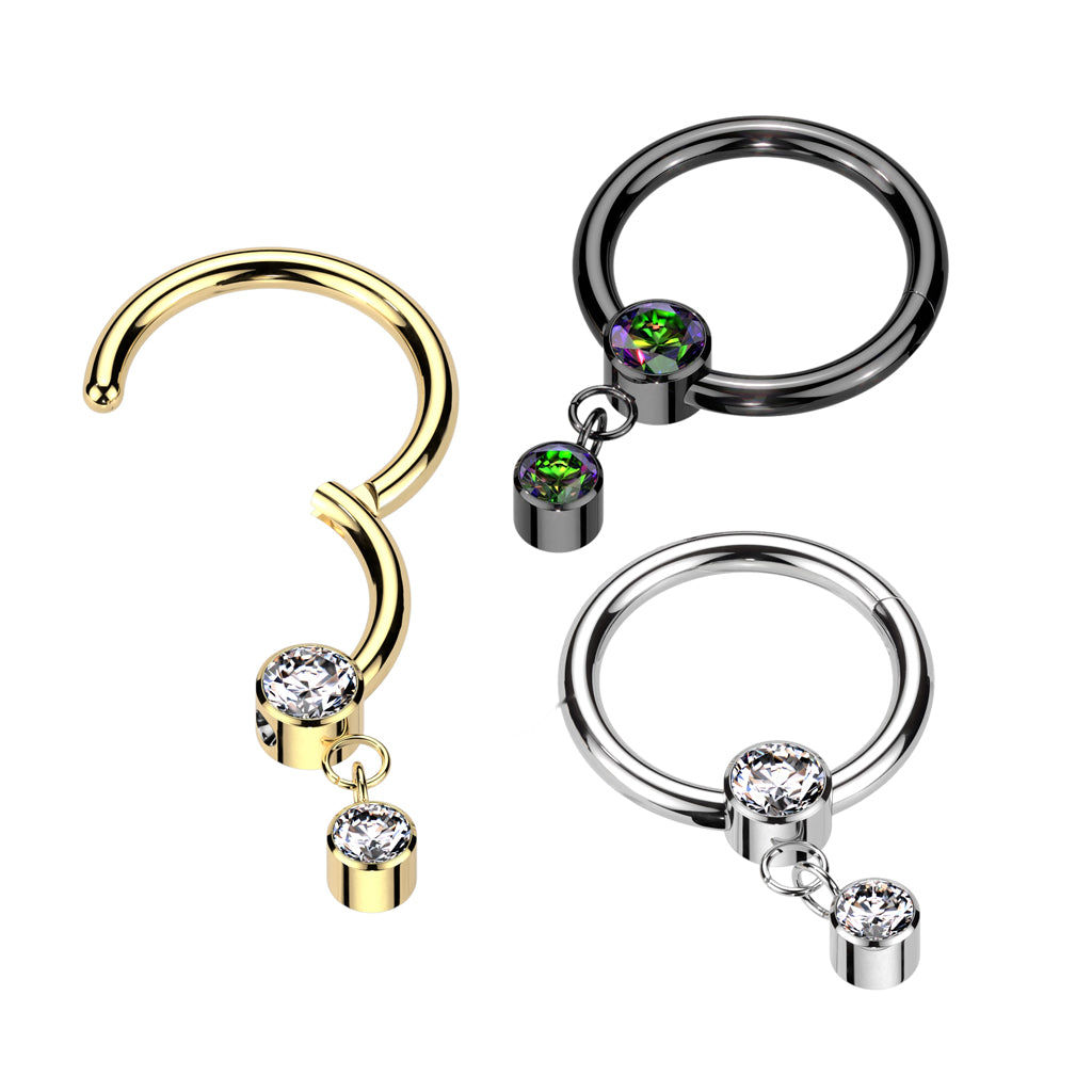 Anillo de clic con dije de circonita de titanio