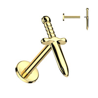 Goudkleurige titanium labret in zwaardvorm – geschikt voor oorpiercing.