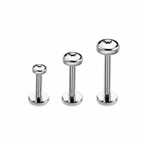 Deze Labret is gemaakt van Titanium en heeft een platte disc met kristal. Ideaal voor Helix, Tragus of Conch Piercing is verkrijgbaar in verschillende maten.