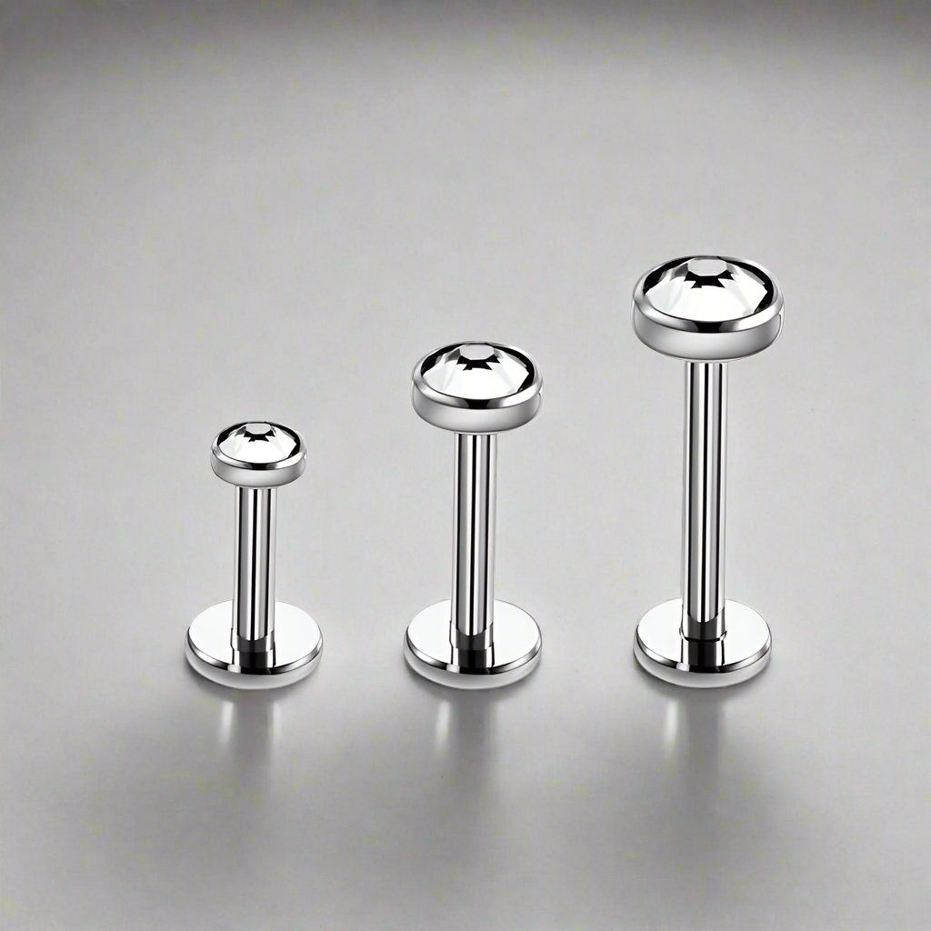 Labret piercing van titanium met disctop in zilverkleur – minimalistisch en comfortabel ontwerp.