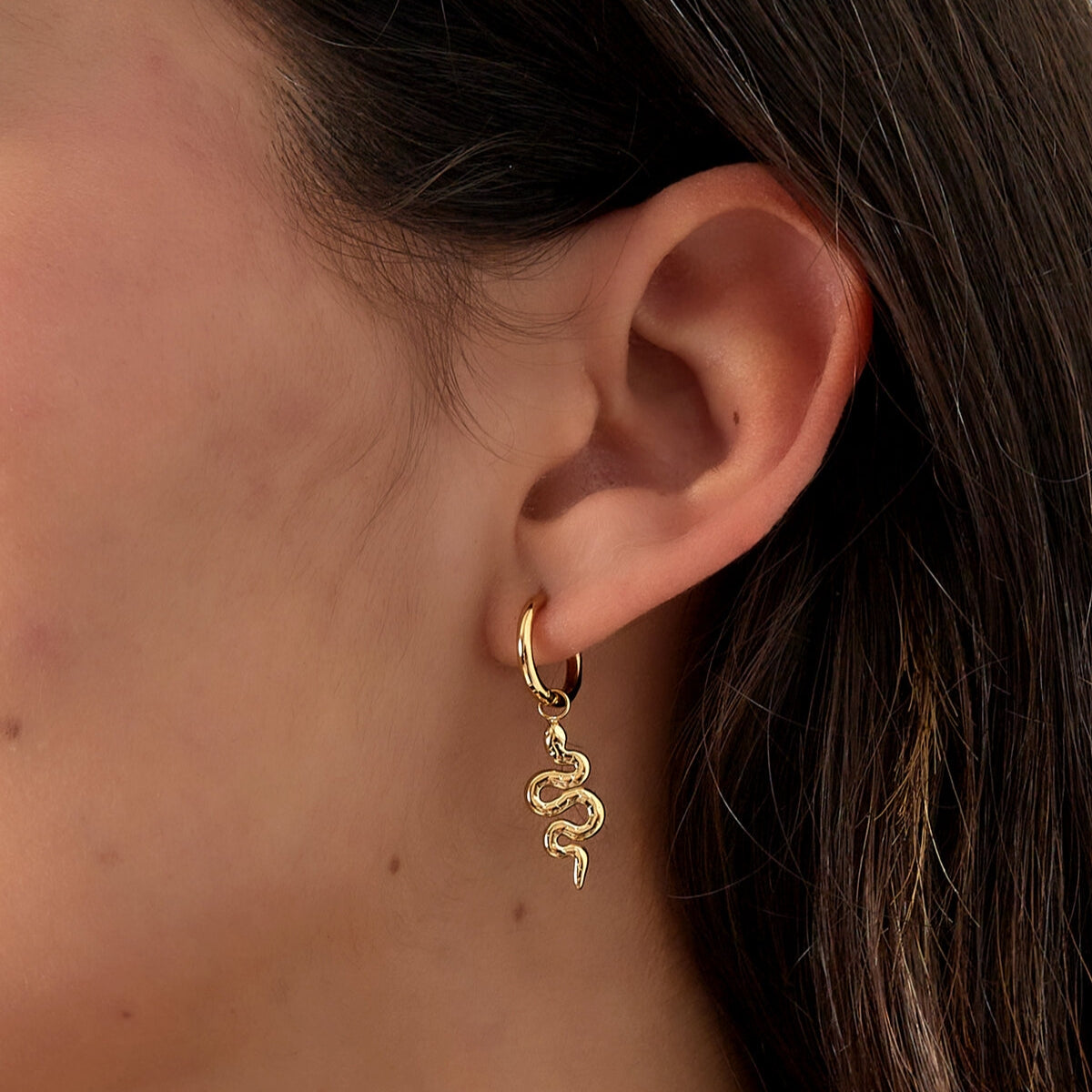 Pendientes colgantes de serpiente color dorado - Bañados en oro