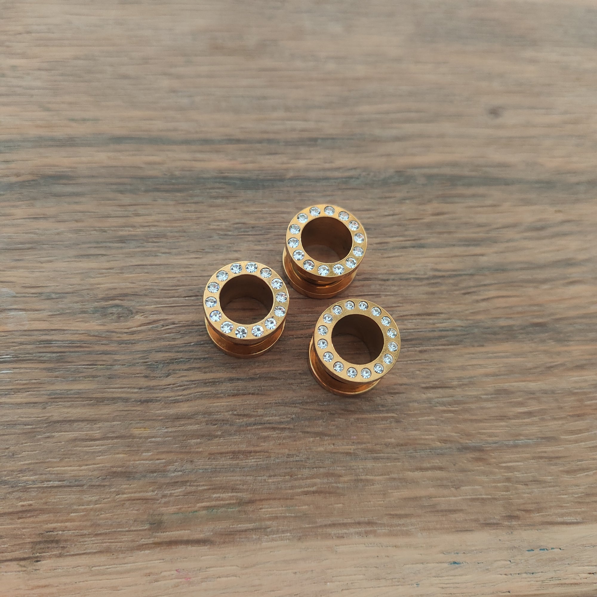 Piercing túnel de circonita dorada – Acero quirúrgico