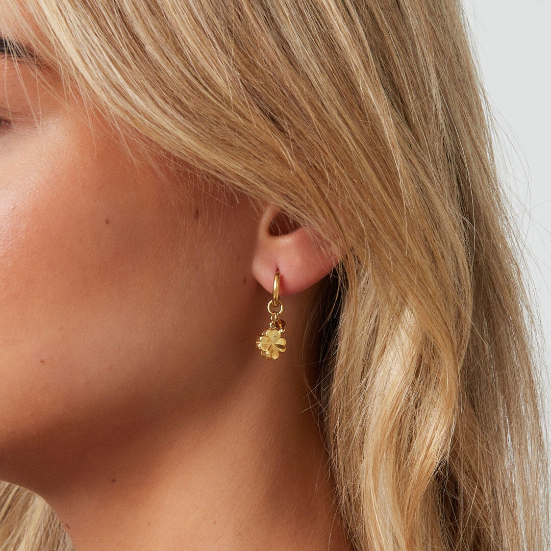 Pendientes de media flor dorados. No disponible.