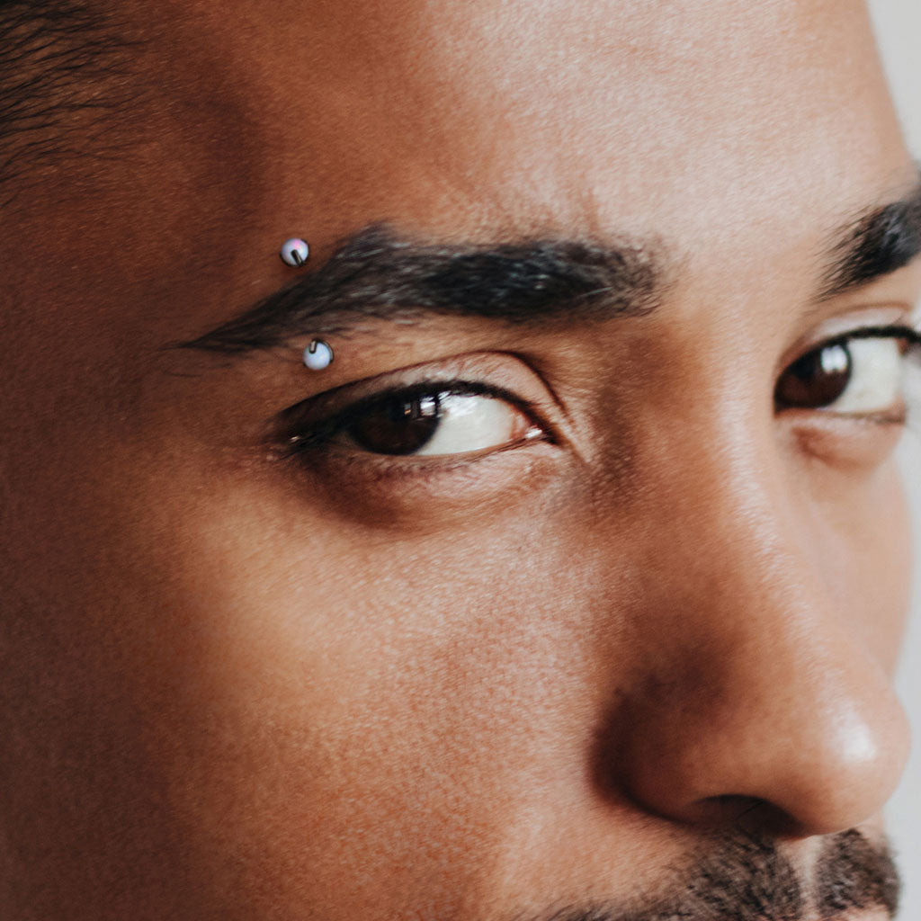 Piercing de barra curva con ópalo PVD dorado - Acero quirúrgico