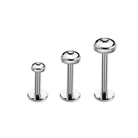 Labret piercing van titanium met disctop in zilverkleur – minimalistisch en comfortabel ontwerp.