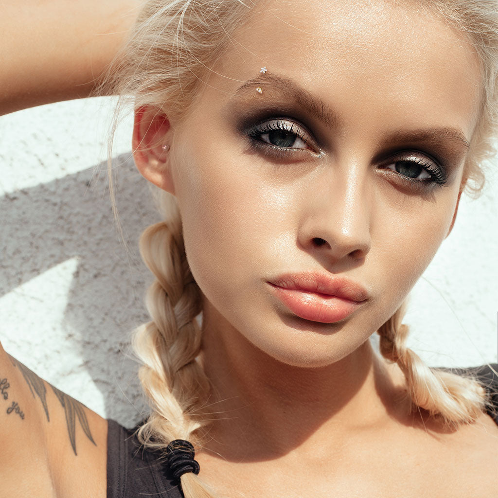 Piercing de barra curva de circonita color plata - Acero quirúrgico