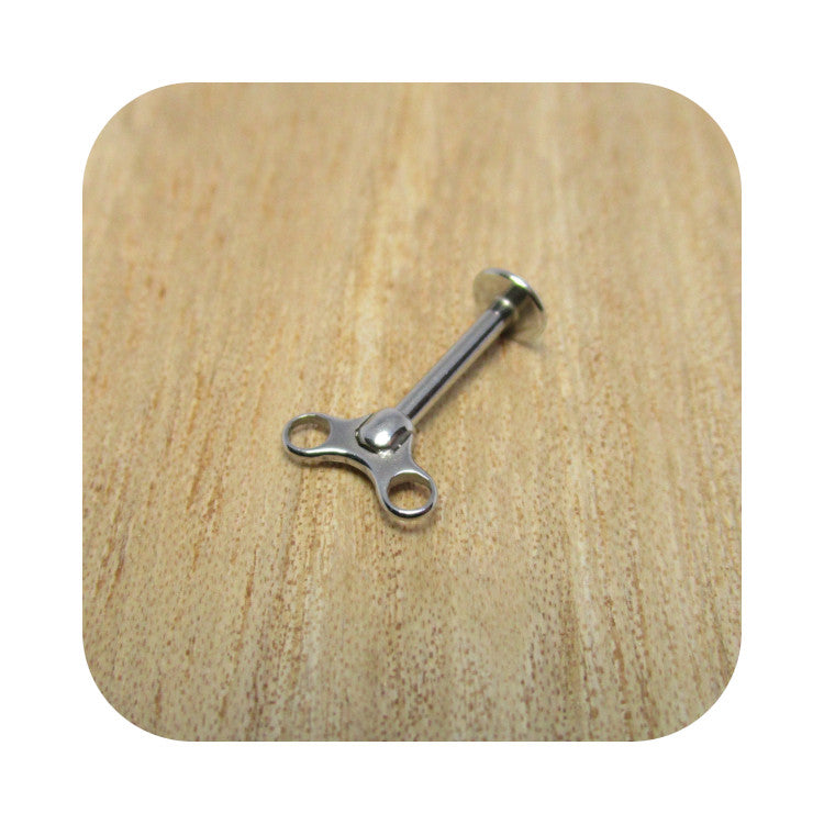 Zilverkleurige labret met sleutel top van chirurgisch staal – mysterieus en stijlvol