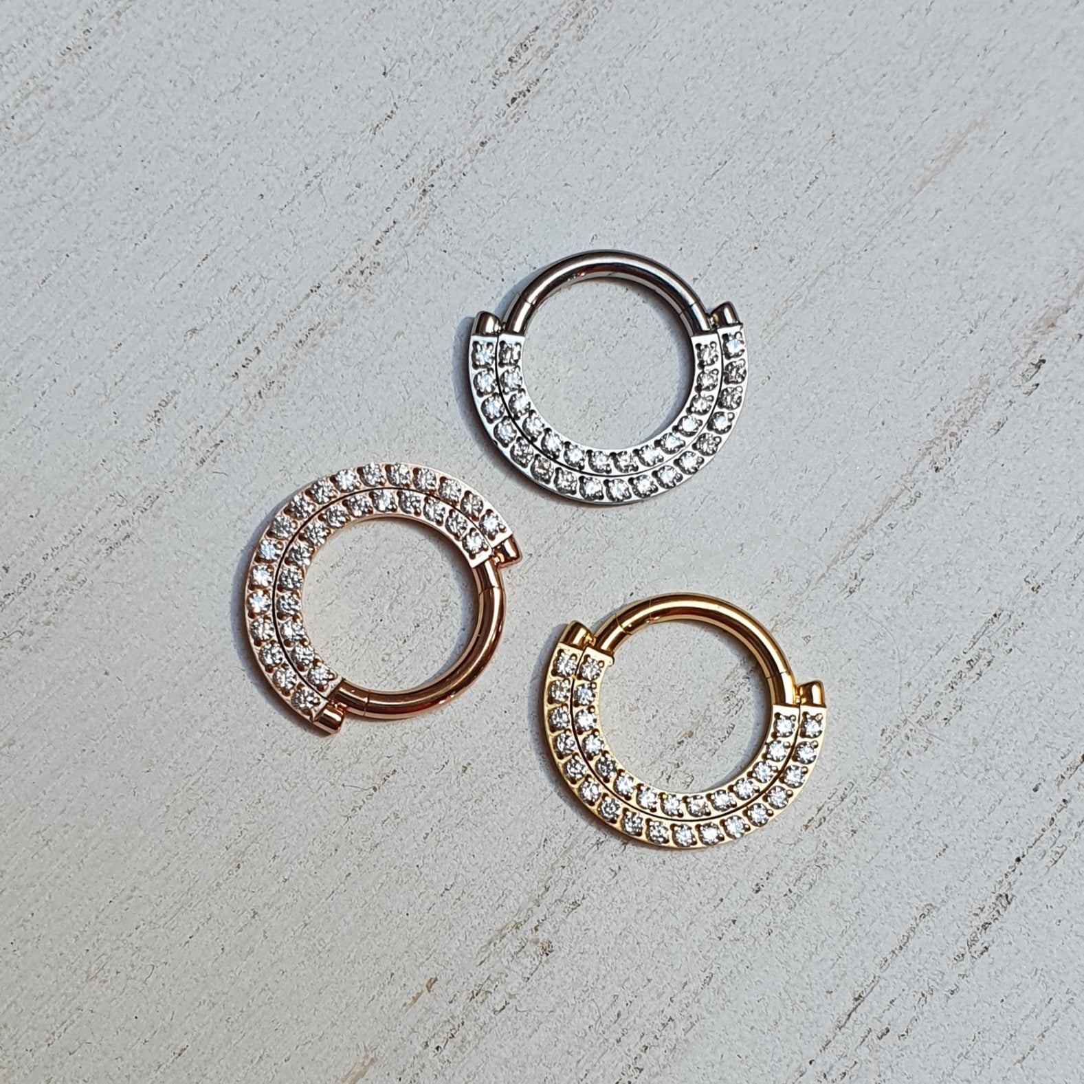 Anillo Click Doble Circonita Color Dorado - Titanio