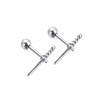 Zilverkleurige barbell piercing van chirurgisch staal met dolk design. Geschikt voor oorpiercings met stoere en opvallende look.