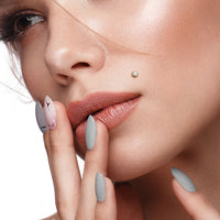 Labret piercing van 14kt witgoud met zirconia steen en Threadless bovenkant