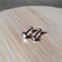 Labret piercing van titanium met disctop in zilverkleur – minimalistisch en comfortabel ontwerp.