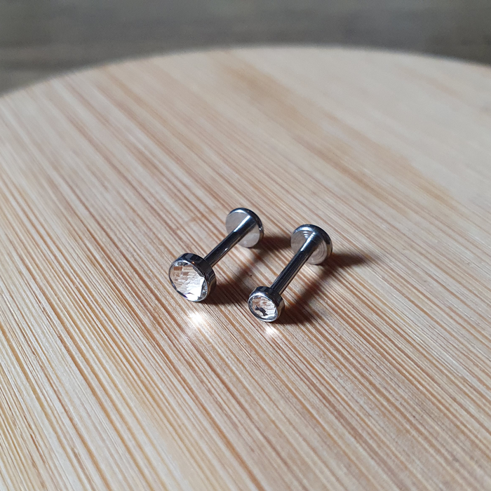 Labret piercing van titanium met disctop in zilverkleur – minimalistisch en comfortabel ontwerp.