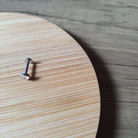 Labret piercing van titanium met disctop in zilverkleur – minimalistisch en comfortabel ontwerp.