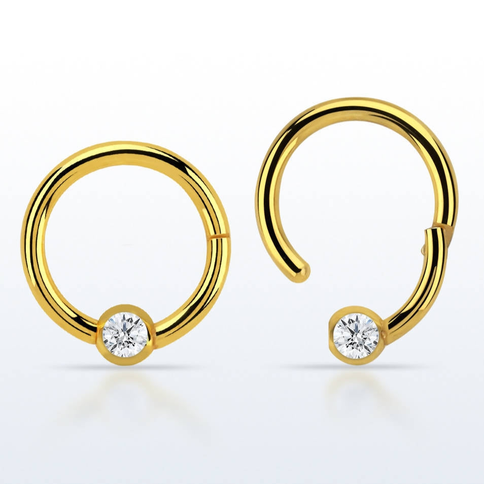 Anillo de clic dorado con circonitas pequeñas - acero quirúrgico