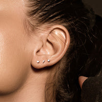 Zilverkleurige labret met bliksem symbool van titanium – krachtige look geschikt voor een curated ear
