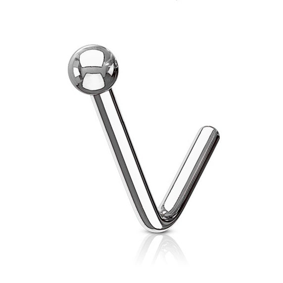 Zilverkleurige L-vorm neuspiercing met bolletje van chirurgisch staal voor de nostril.